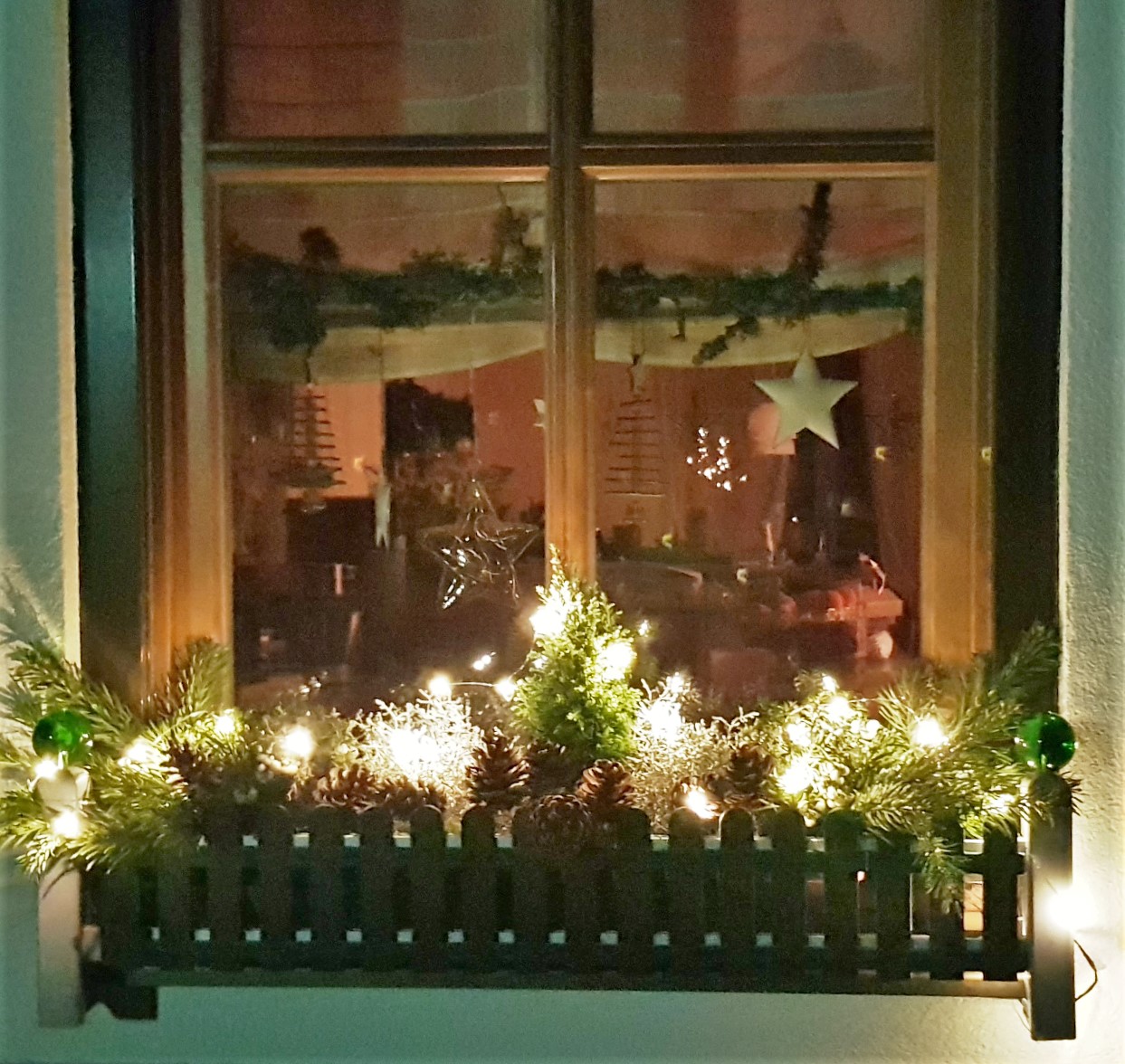masu Weihnachtsdekoration auf der Fensterbank
